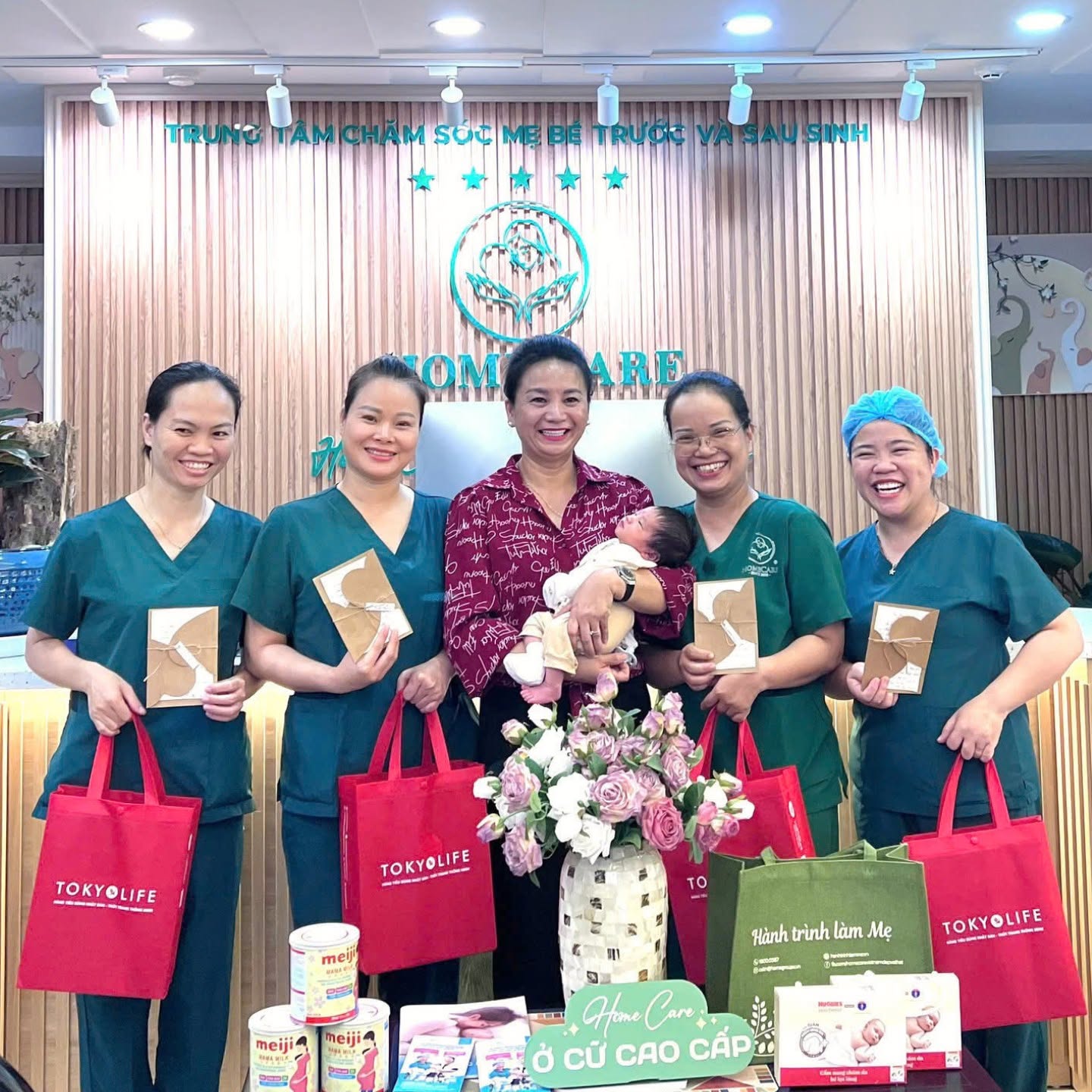 Hình ảnh ấm áp của gia đình mẹ Thanh Hằng, bà ngoại và em bé Mocha bên cạnh đội ngũ chuyên viên tại trung tâm Home Care Luxury