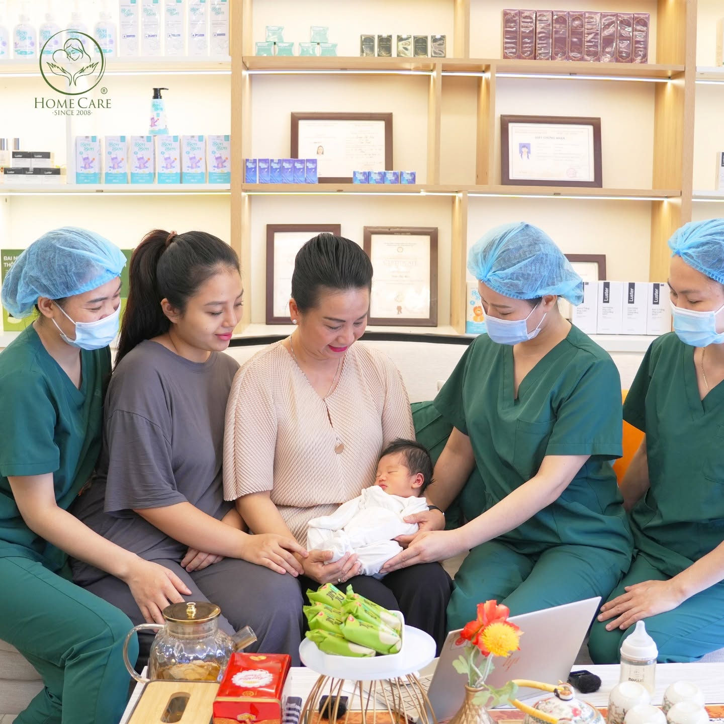 Hình ảnh ấm áp của gia đình mẹ Thanh Hằng, bà ngoại và em bé Mocha bên cạnh đội ngũ chuyên viên tại trung tâm Home Care Luxury