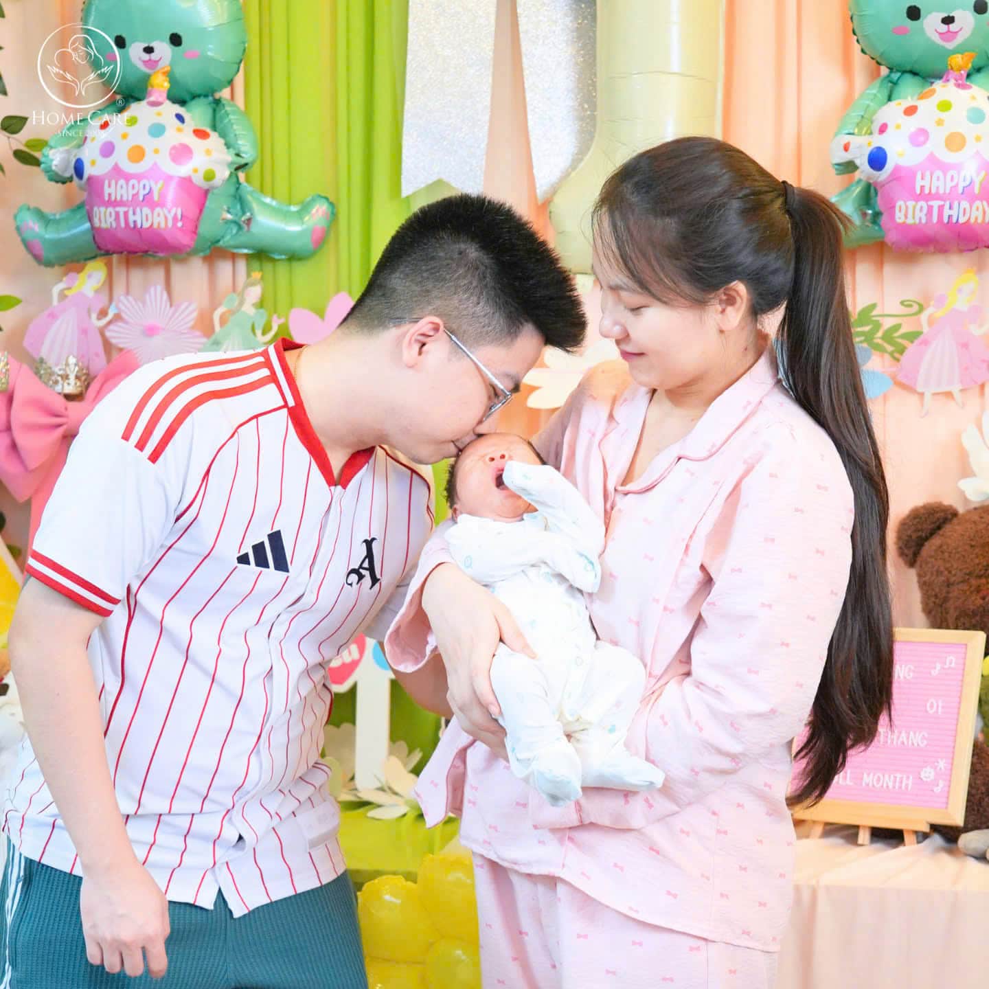 Cả gia đình tận hưởng trọn vẹn niềm vui làm cha mẹ