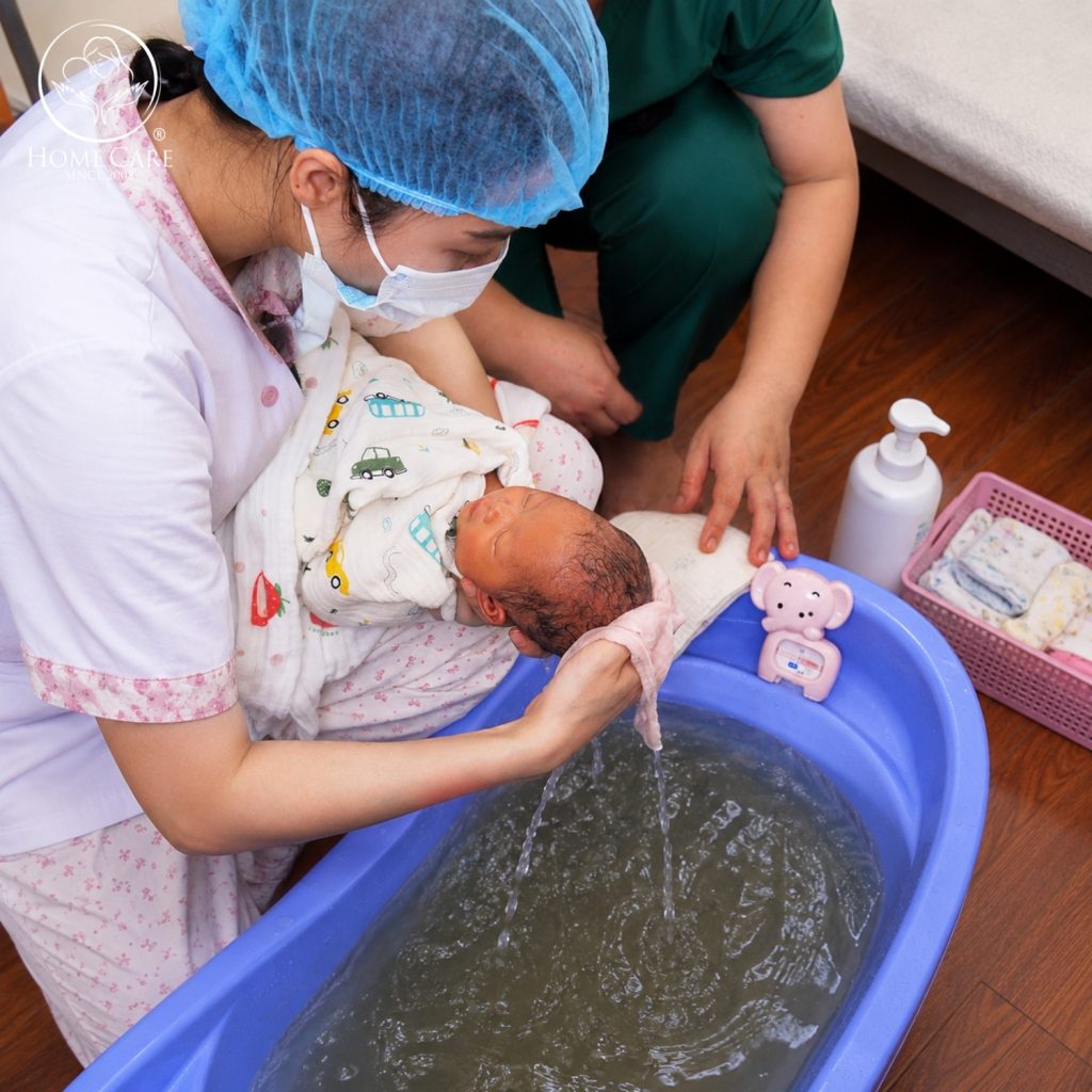 Mẹ được hướng dẫn kiến thức chăm con khoa học từ đội ngũ chuyên viên tại trung tâm