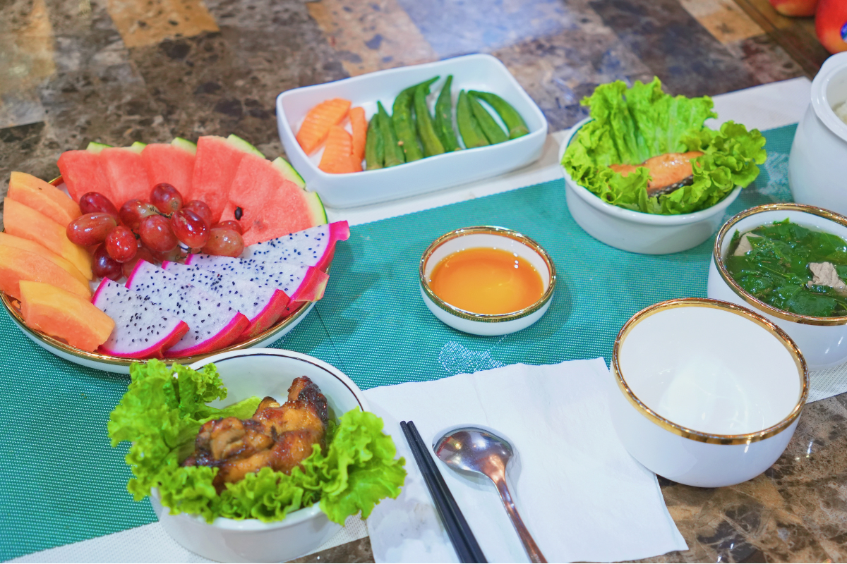 Hình ảnh cơm cữ của mẹ Hải Yến tại trung tâm Home Care Luxury.